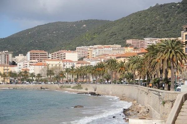 Trouver la Perle Immobilière à Ajaccio : Guide de l'Acheteur pour une Vente Simplifiée